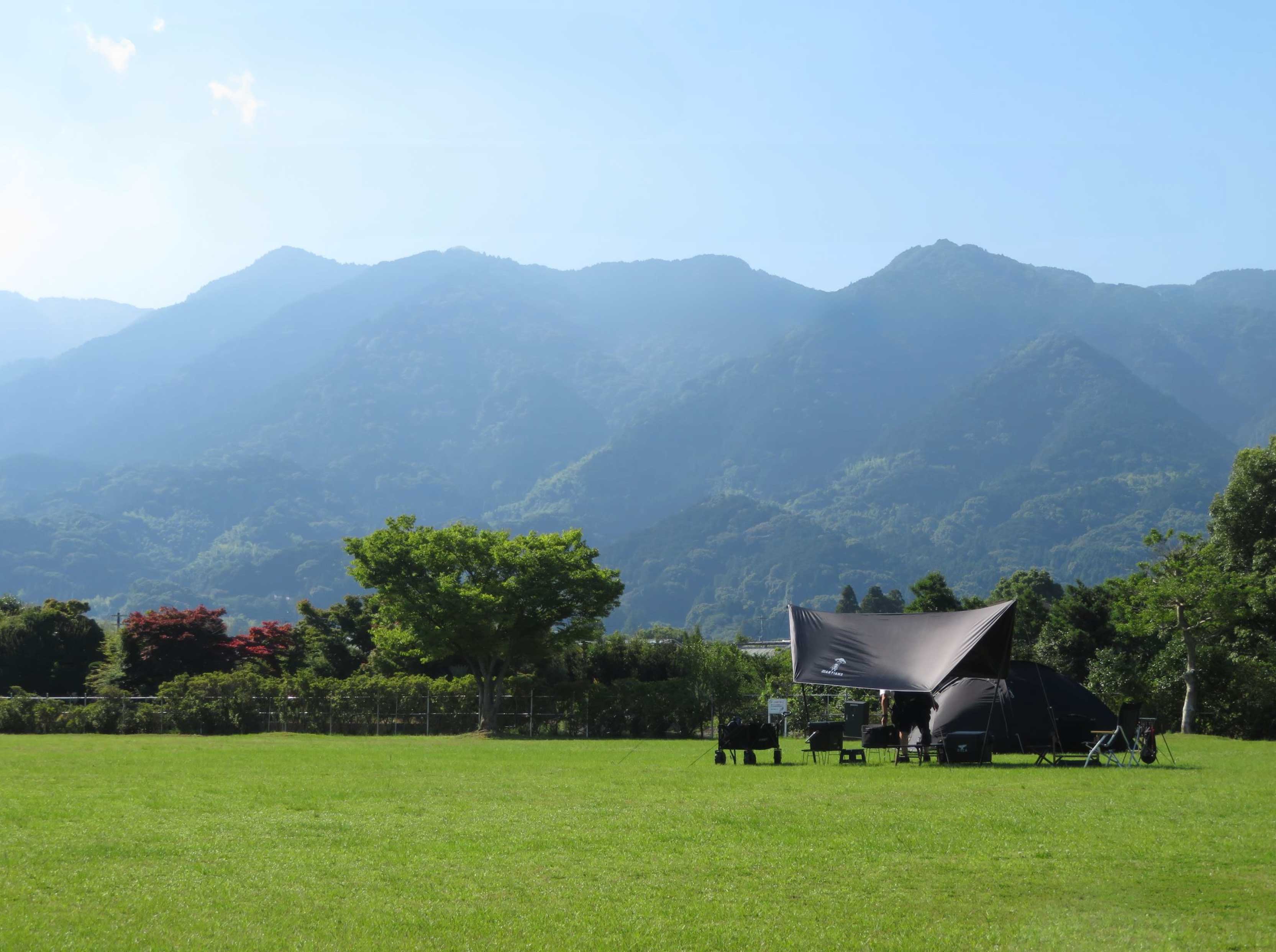 耳納連山が一望できる芝生広場でキャンプ・バーベキューができます。